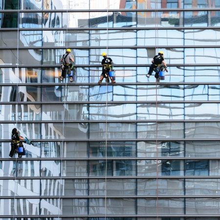 WINDOW WASHERS RESCUED IN MIDTOWN, MANHATTAN, NEW YORK | SKYSAVER RESCUE BACKPACKS